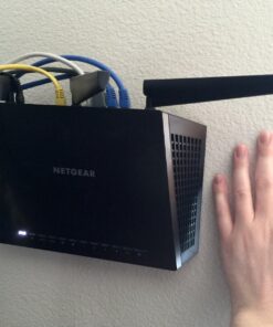 NETGEAR Nighthawk Smart Wi-Fi Router (R7000) - AC1900 Wireless Speed (Up to 1900 Mbps) | Up to 1800 Sq Ft Coverage & 30 Devices | 4 x 1G Ethernet and 2 USB ports | Armor Security 40 71V9Sumt12L