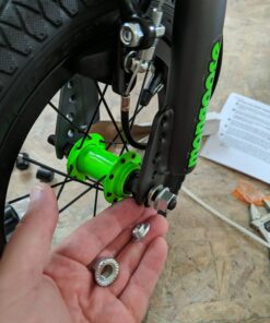 Mongoose Expo Youth Kick Scooter, Suggested for Riders with Ages 6 to 9 Years Old, Max. Weight of 175 lbs., Front and Rear Caliper Brakes, Rear Axle Pegs, 12-Inch Inflatable Wheels Green/Grey 37 71YVugFY8lL