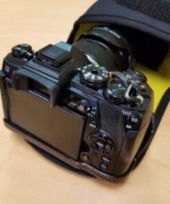 MegaGear MG091 Nikon D3500, D5600, D3400, D5500, D7200, D3300, D5300, D610, D7100, D600, D3200 Ultra Light Neoprene Camera Case, Black insade Yellow 40 71aSADLsgjL