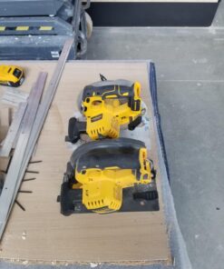 DEWALT 20V MAX 7-1/4-Inch Circular Saw with Brake, Tool Only, Cordless (DCS570B) Circular Saw Only 48 71iIEfwxVNL