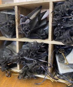 LURLIN Mixed Set of 30 Large Skeleton Keys with Antique Style Bronze Brass Skeleton Castle Dungeon Pirate Keys for Birthday Party Favors, Mini Treasure Toy Gifts, Medieval Middle Ages Theme 43 71ifEMOAu5L