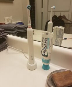 Oral-B Pro 1000 Rechargeable Electric Toothbrush, White Rechargeable Handle 49 71rHde0z3nL