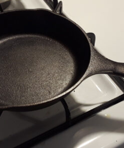 Lodge 6-1/2 Inch Cast Iron Pre-Seasoned Skillet – Signature Teardrop Handle - Use in the Oven, on the Stove, on the Grill, or Over a Campfire, Black 6.5 Inch 38 71uTBdfmttL