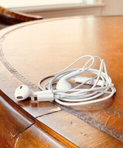 Apple EarPods Headphones with Lightning Connector, Wired Ear Buds for iPhone with Built-in Remote to Control Music, Phone Calls, and Volume Lighting 34 71zzG45sdQL