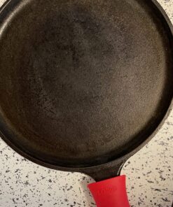 Lodge Cast Iron Round Griddle with Red Silicone Hot Handle Holder, 10.5-inch Round Griddle Bundle 29 812n4t30mkL