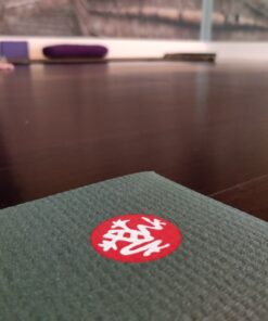 Manduka PRO Yoga Mat - Multipurpose Exercise Mat for Yoga, Pilates, Home Workout, Built to Last a Lifetime, 6mm Thick Cushion for Joint Support and Stability Black Sage 85" x 26" 41 815NE27sk8L