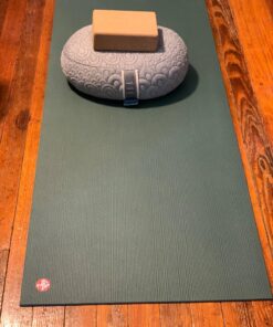 Manduka PRO Yoga Mat - Multipurpose Exercise Mat for Yoga, Pilates, Home Workout, Built to Last a Lifetime, 6mm Thick Cushion for Joint Support and Stability Black Sage 85" x 26" 40 81LjAD8BtDL