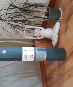 Manduka PRO Yoga Mat - Multipurpose Exercise Mat for Yoga, Pilates, Home Workout, Built to Last a Lifetime, 6mm Thick Cushion for Joint Support and Stability Black Sage 85" x 26" 34 81M1yNb9hLL
