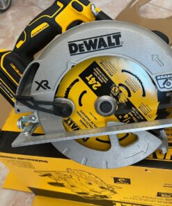 DEWALT 20V MAX 7-1/4-Inch Circular Saw with Brake, Tool Only, Cordless (DCS570B) Circular Saw Only 44 81NyGpwjrqL
