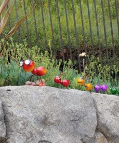 Smarty Gadgets - Metal Garden Art Decoration, Steel Red Ant Figurine with Solar Powered LED Lights for Yard, Patio, Lawn and Garden Decor and Ornament, Outdoor and Indoor Statue, 11" X 10" 42 81O1QdFvaqL