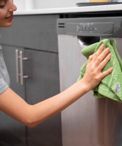 Nano Towels Cleaning Cloths - Cleans with Only Water - Wipes Away Dust, Spills & Grime Instantly Without Chemicals Paper Or Microfiber Supplies. Kitchen, Bathroom, Glass 14x14” 4-Pack Green 32 81OxNbhD7OL