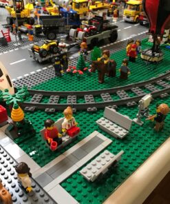 LEGO Classic Green Baseplate 2304 Supplement for Building, Playing, and Displaying Creations, 10in x 10in, Large Building Base Accessory for Kids and Adults (1 Piece) 37 81ZQMc5eVWL