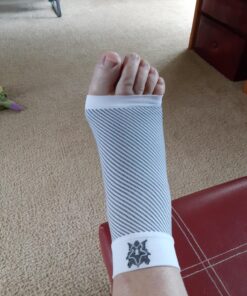 Bitly Plantar Fasciitis Compression Socks for Women & Men - Best Ankle Compression Sleeve, Nano Brace for Everyday Use - Provides Arch Support & Heel Pain Relief (White, Medium) White 1 31 81eqXsLWWFL