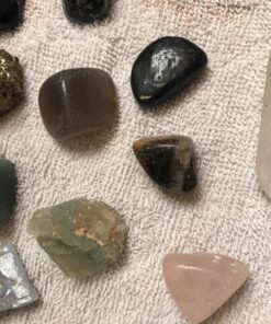 NATIONAL GEOGRAPHIC Mega Gemstone Dig Kit – Dig Up 15 Real Gemstones and Crystals, Science/Mining Kit for Kids, Gift for Girls and Boys, Rock Collection (Amazon Exclusive) 43 81t55DDIjL