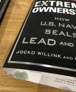 Extreme Ownership: How U.S. Navy SEALs Lead and Win (New Edition) 36 81wV9ZiETHL