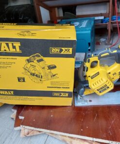 DEWALT 20V MAX 7-1/4-Inch Circular Saw with Brake, Tool Only, Cordless (DCS570B) Circular Saw Only 50 91axvWLJq2L