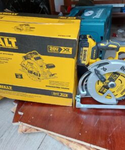 DEWALT 20V MAX 7-1/4-Inch Circular Saw with Brake, Tool Only, Cordless (DCS570B) Circular Saw Only 51 91zVnAukBJL