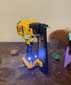 DEWALT 20V MAX* Cordless Brad Nailer Kit, 18GA (DCN680D1) 43 B1drtEDstYS